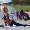 La superbe Victoria Silvstedt en pleine séance de yoga sur la plage à Miami, le 6 mars 2014.