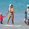 Victoria Silvstedt en bikini sur la plage avec des amis avant de se rendre à son cours de yoga à Miami, le 6 mars 2014.