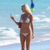 Victoria Silvstedt en bikini sur la plage avec des amis avant de se rendre à son cours de yoga à Miami, le 6 mars 2014.