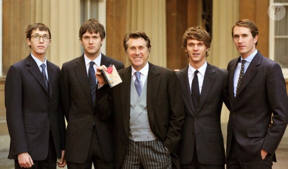 Bryan Ferry, entouré de ses fils Merlin, Isaac, Tara et Otis, à Buckingham Palace où il a reçut les insignes de commandeur de l'ordre de l'Empire britannique (Commander of the Most Excellent Order of the British Empire). À Londres, le 30 novembre 2011.
