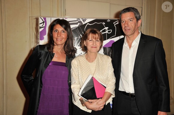 Michel Cymes avec sa femme et Patricia Chalon lors du gala Enfance Majuscule, salle Gaveau à Paris le 10 mars 2014