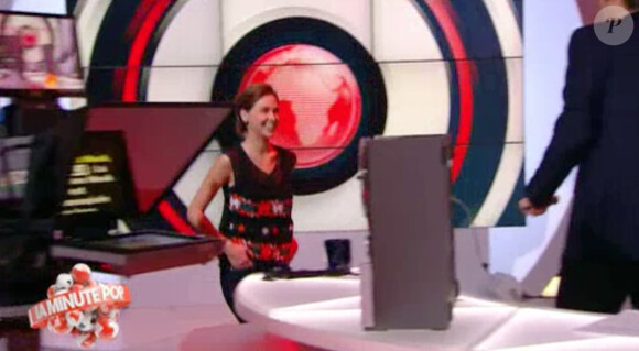 Nouvelle entrée de la chroniqueuse Ophélie Meunier sur le plateau du Petit Journal de Canal + au mois d'octobre 2013.