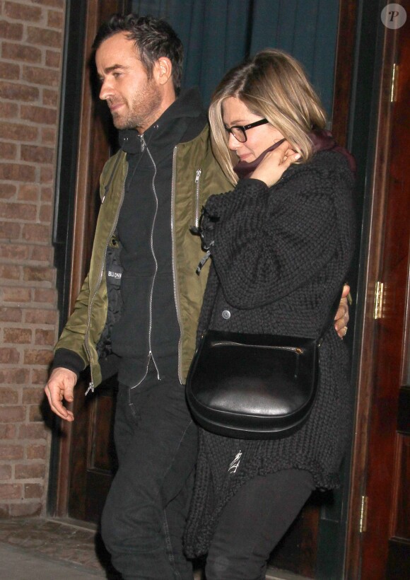 Jennifer Aniston et son fiancé Justin Theroux en couple à la sortie du restaurant Locande Verde à New York, le 11 mars 2014.