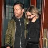 Jennifer Aniston et son fiancé Justin Theroux protecteur à la sortie du restaurant Locande Verde à New York, le 11 mars 2014.