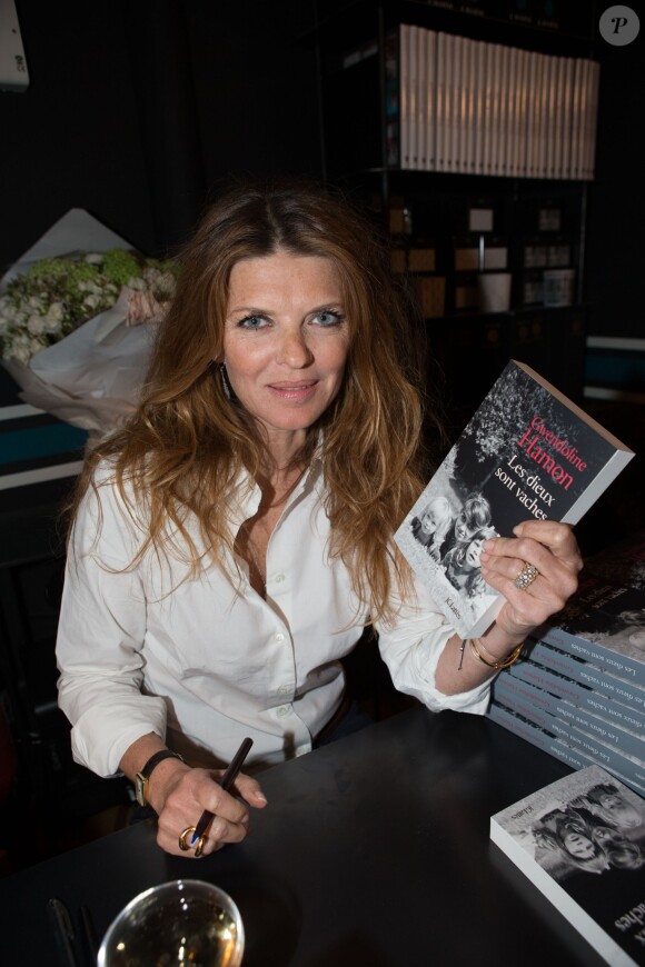 Gwendoline Hamon lors de la dédicace de son "Les dieux sont vaches" à la boutique de Sarah Lavoine à Paris, le 10 mars 2014.