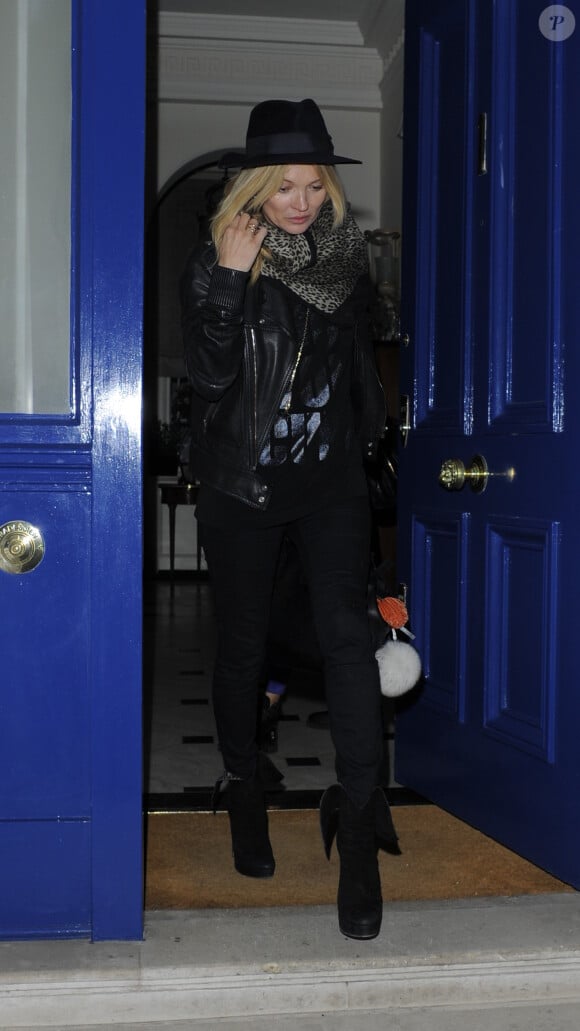 Kate Moss quitte le domicile de Cara Delevingne à Londres.12/02/2014