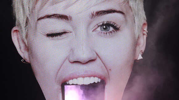 Miley Cyrus et son Bangerz Tour : Sa langue géante fait une autre victime !