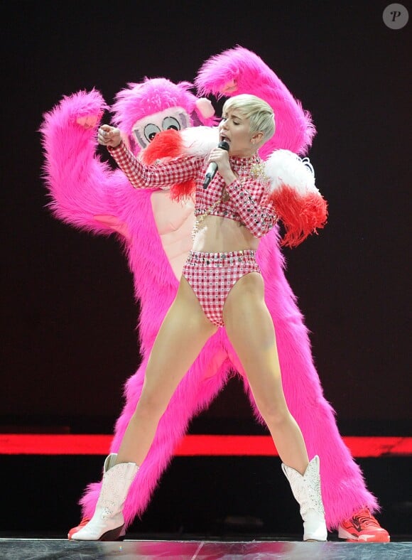 Miley Cyrus en concert dans le cadre de son Bangerz Tour au "MGM Grand Garden Arena" à Las Vegas, le 1er mars 2014.
