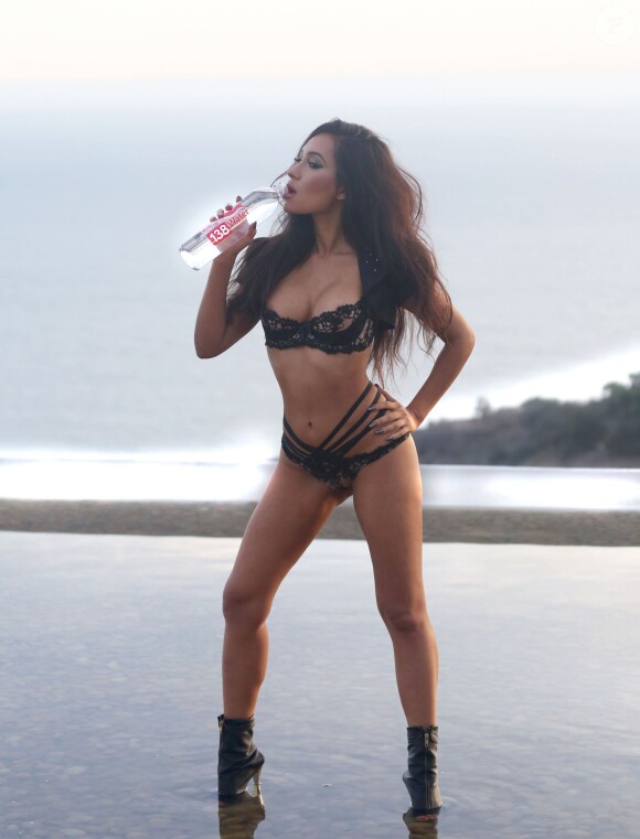 Kea Ho, en plein shooting avec la photographe Raquel Rischard pour 138 Water. Malibu, le 11 mars 2014.