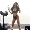 Kea Ho, en plein shooting avec la photographe Raquel Rischard pour 138 Water. Malibu, le 11 mars 2014.