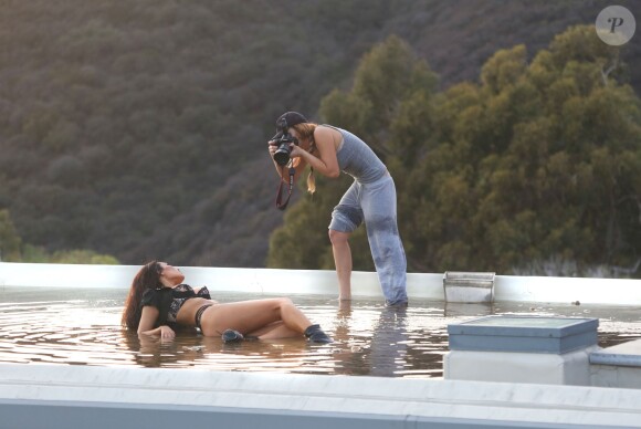 Kea Ho, en plein shooting avec la photographe Raquel Rischard pour 138 Water. Malibu, le 11 mars 2014.