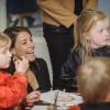 Marie de Danemark, toute en classe et en élégance pour visiter une école près de Copenhague, le 14 mars 2014.