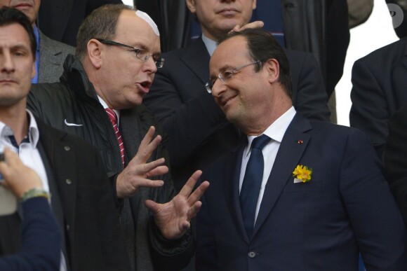 Francois Hollande et Albert de Monaco, complices lors du match de rugby France-Irlande dans le cadre du tournoi des six nations, au Stade de France, à Saint-Denis. Le 15 mars 2014