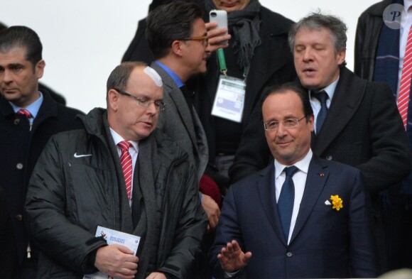 Francois Hollande et Albert de Monaco, complices lors du match de rugby France-Irlande dans le cadre du tournoi des six nations, au Stade de France, à Saint-Denis. Le 15 mars 2014