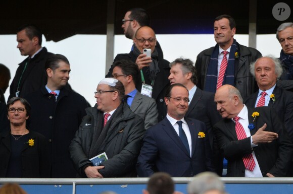 Francois Hollande et Albert de Monaco, complices lors du match de rugby France-Irlande dans le cadre du tournoi des six nations, au Stade de France, à Saint-Denis. Le 15 mars 2014