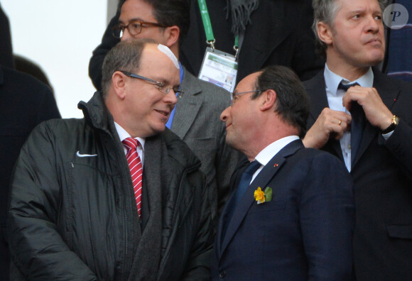 Francois Hollande et Albert de Monaco, complices lors du match de rugby France-Irlande dans le cadre du tournoi des six nations, au Stade de France, à Saint-Denis. Le 15 mars 2014