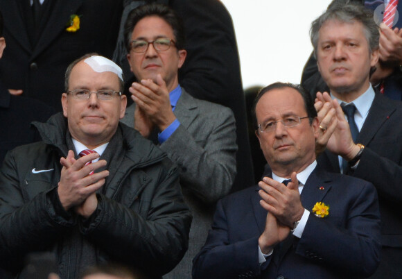 Francois Hollande et Albert de Monaco, complices lors du match de rugby France-Irlande dans le cadre du tournoi des six nations, au Stade de France, à Saint-Denis. Le 15 mars 2014