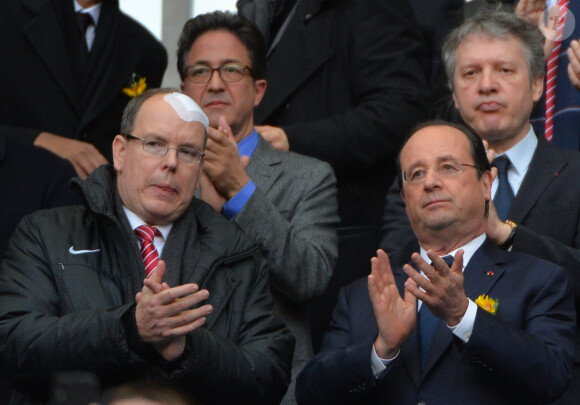 Francois Hollande et Albert de Monaco, complices lors du match de rugby France-Irlande dans le cadre du tournoi des six nations, au Stade de France, à Saint-Denis. Le 15 mars 2014