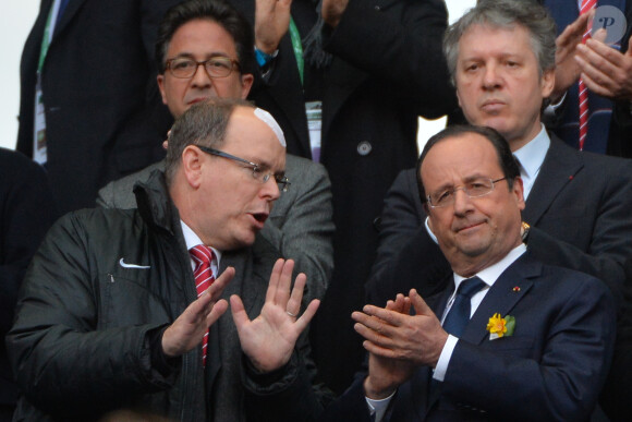 Francois Hollande et Albert de Monaco, complices lors du match de rugby France-Irlande dans le cadre du tournoi des six nations, au Stade de France, à Saint-Denis. Le 15 mars 2014