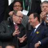 Francois Hollande et Albert de Monaco, complices lors du match de rugby France-Irlande dans le cadre du tournoi des six nations, au Stade de France, à Saint-Denis. Le 15 mars 2014