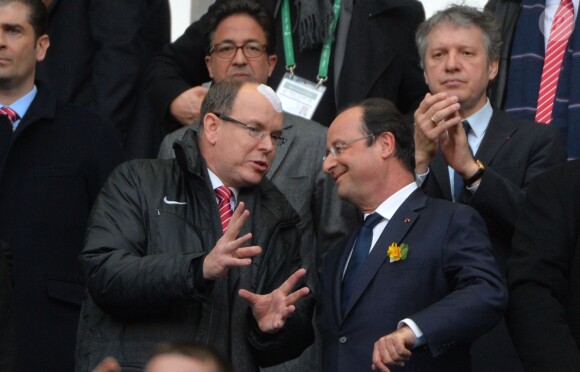 Francois Hollande et Albert de Monaco, complices lors du match de rugby France-Irlande dans le cadre du tournoi des six nations, au Stade de France, à Saint-Denis. Le 15 mars 2014