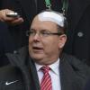 Albert de Monaco affichait un intriguant pansement sur le crâne lors du match de rugby France-Irlande dans le cadre du tournoi des six nations, au Stade de France, à Saint-Denis. Le 15 mars 2014