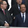 Francois Hollande et Albert de Monaco, complices lors du match de rugby France-Irlande dans le cadre du tournoi des six nations, au Stade de France, à Saint-Denis. Le 15 mars 2014