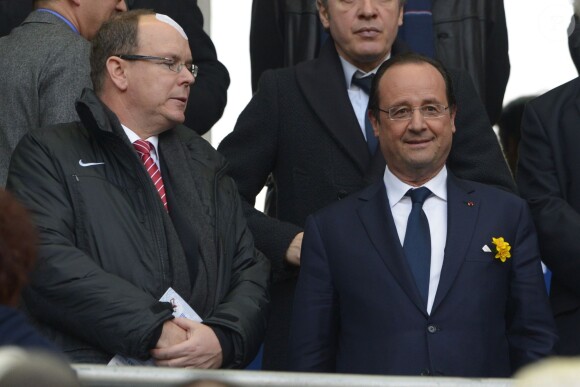 Francois Hollande et Albert de Monaco, complices lors du match de rugby France-Irlande dans le cadre du tournoi des six nations, au Stade de France, à Saint-Denis. Le 15 mars 2014