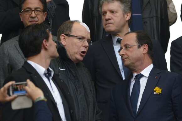 Francois Hollande et Albert de Monaco, complices lors du match de rugby France-Irlande dans le cadre du tournoi des six nations, au Stade de France, à Saint-Denis. Le 15 mars 2014