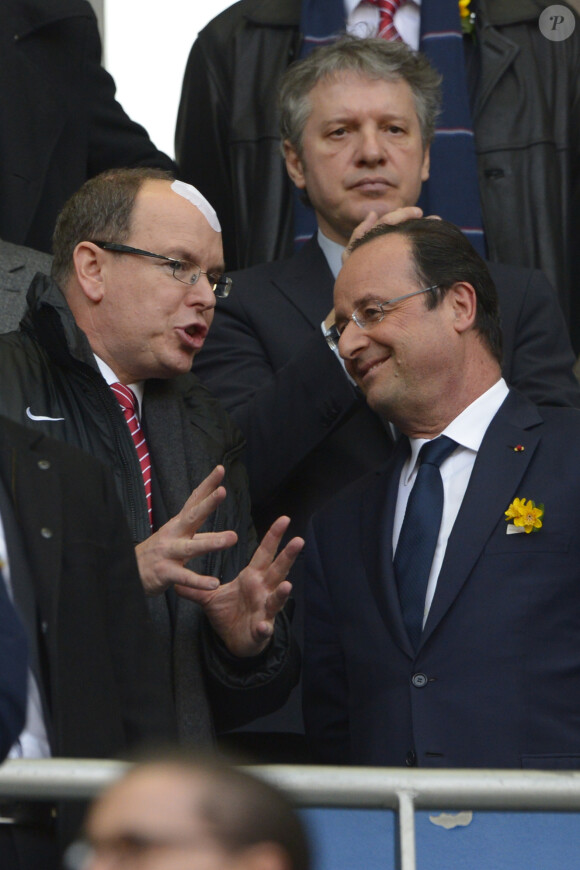 Francois Hollande et Albert de Monaco, complices lors du match de rugby France-Irlande dans le cadre du tournoi des six nations, au Stade de France, à Saint-Denis. Le 15 mars 2014
