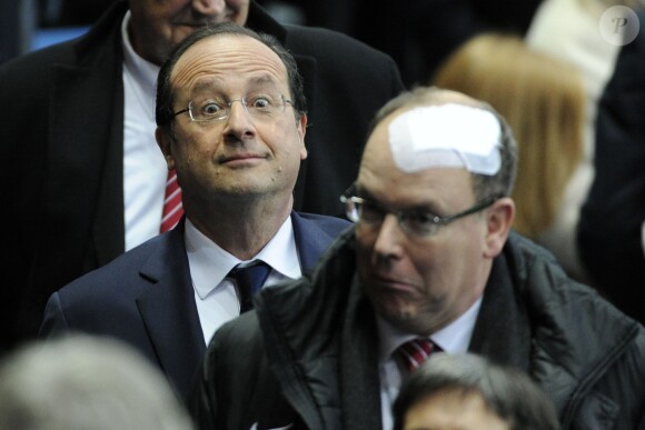 Francois Hollande et Albert de Monaco lors du match de rugby France-Irlande dans le cadre du tournoi des six nations, au Stade de France, à Saint-Denis. Le 15 mars 2014