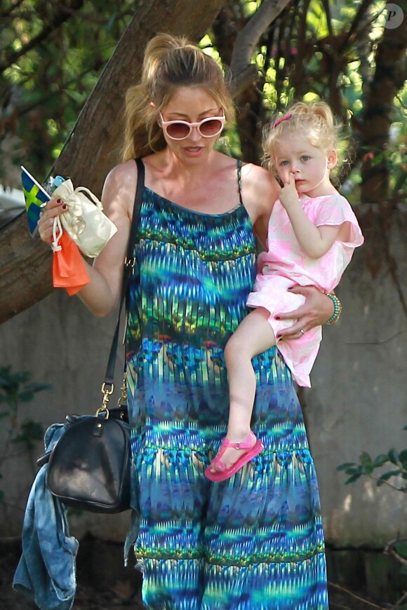 Rebecca Gayheart avec la petite Georgia à Los Angeles le 15 mars 2014.