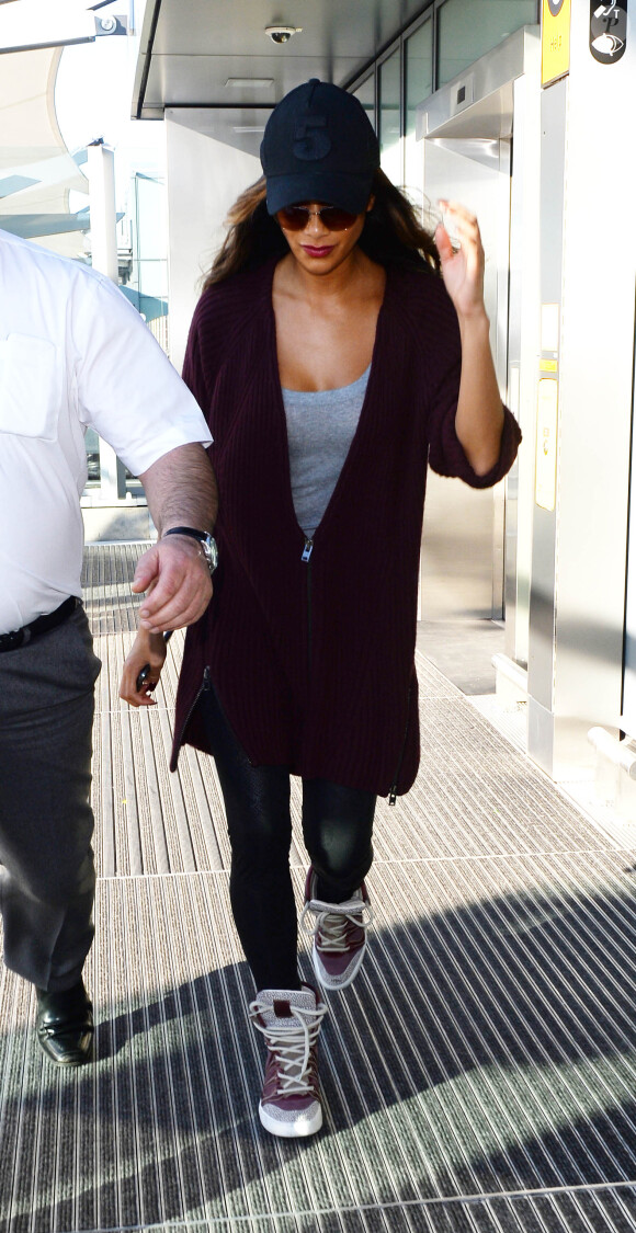 La jolie Nicole Scherzinger, sans bague, à l'aéroport d'Heathrow à Londres, le 16 mars 2014.