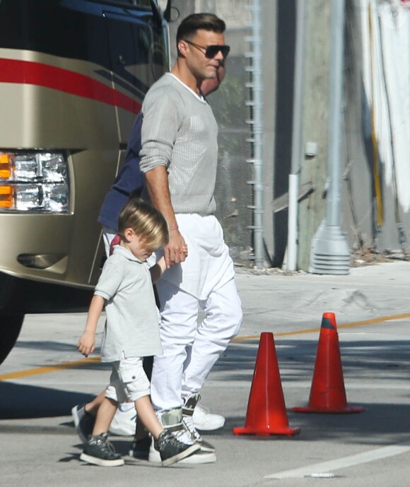 Exclusif - Ricky Martin va chercher ses fils Matteo et Valentino à l'école à Miami, le 16 mars 2014.