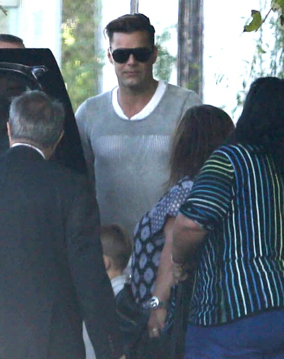 Exclusif - Le chanteur Ricky Martin va chercher ses fils Matteo et Valentino à l'école à Miami, le 16 mars 2014.