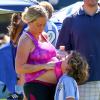 Kendra Wilkinson (enceinte) et son fils Hank Jr. à Calabasas, le 16 mars 2014.