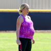 Kendra Wilkinson enceinte et en famille lors d'un match de foot de son fils Hank Jr. à Calabasas (Los Angeles), le 16 mars 2014.