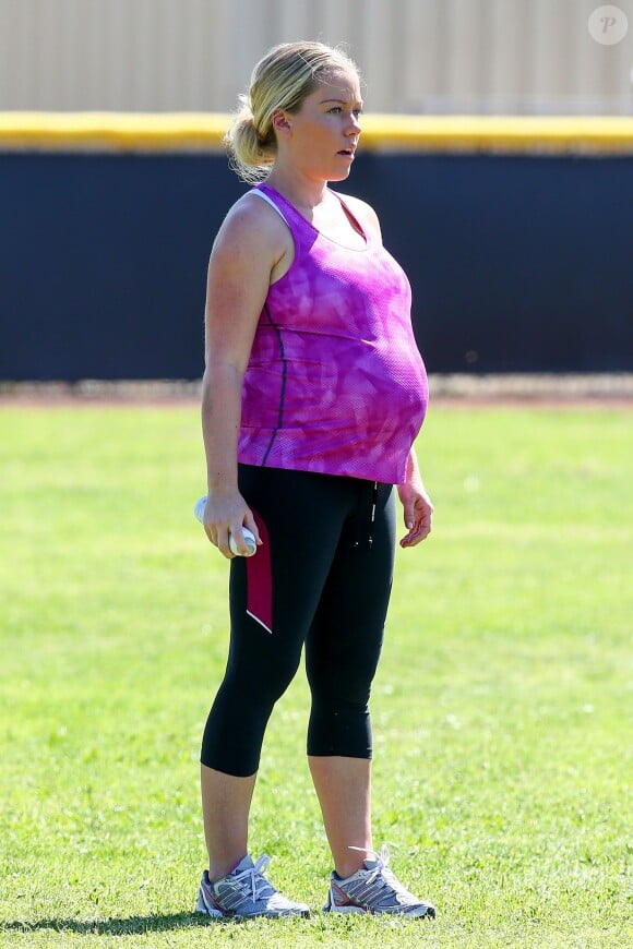 Kendra Wilkinson enceinte et en famille lors d'un match de foot de son fils Hank Jr. à Calabasas (Los Angeles), le 16 mars 2014.