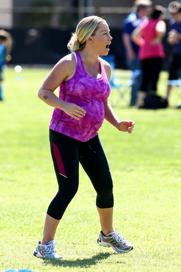 Kendra Wilkinson (enceinte) lors d'un match de foot de son fils Hank Jr. à Calabasas (Los Angeles), le 16 mars 2014.