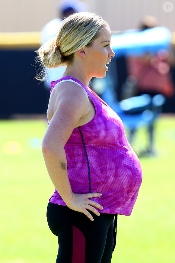 Kendra Wilkinson (enceinte) lors d'un match de foot de son fils Hank Jr. à Calabasas (Los Angeles), le 16 mars 2014.