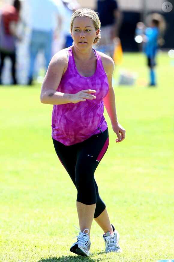 Kendra Wilkinson (enceinte) lors d'un match de foot de son fils Hank Jr. à Calabasas (Los Angeles), le 16 mars 2014.