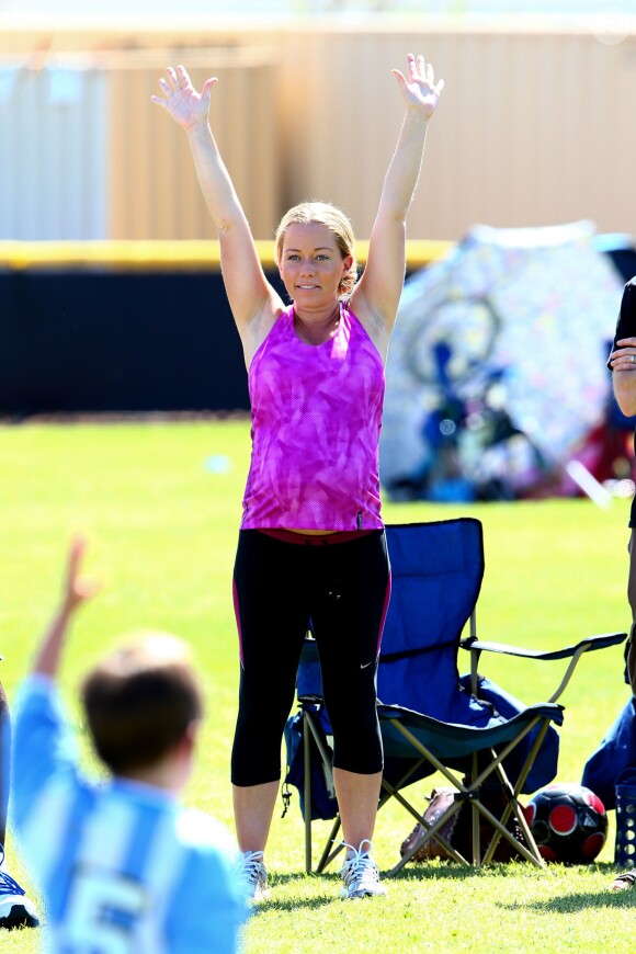 Kendra Wilkinson (enceinte) lors d'un match de foot de son fils Hank Jr. à Calabasas (Los Angeles), le 16 mars 2014.