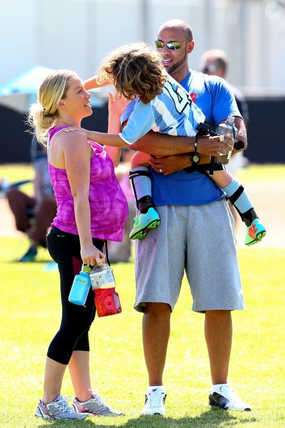 Kendra Wilkinson (enceinte) en famille à Calabasas à Los Angeles, le 16 mars 2014.