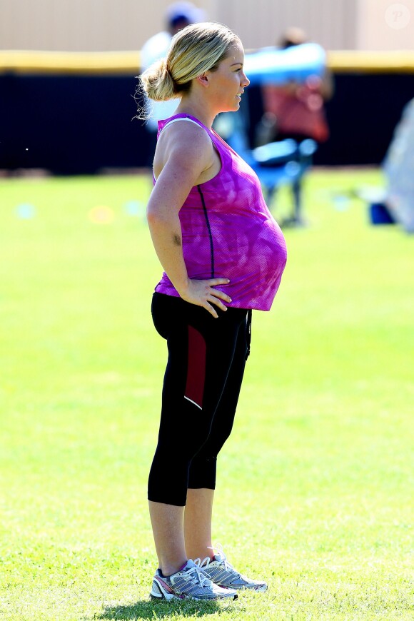 Kendra Wilkinson (enceinte) lors d'un match de foot de son fils Hank Jr. à Calabasas (Los Angeles), le 16 mars 2014.
