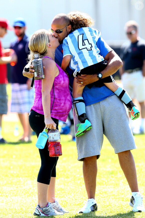 Kendra Wilkinson (enceinte) lors d'un match de foot de son fils Hank Jr. à Calabasas (Los Angeles), le 16 mars 2014.
