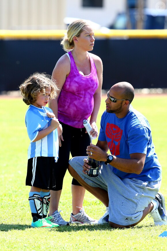Kendra Wilkinson (enceinte) lors d'un match de foot de son fils Hank Jr. à Calabasas (Los Angeles), le 16 mars 2014.