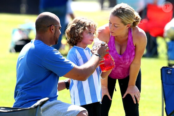 Kendra Wilkinson (enceinte) en famille lors d'un match de foot de son fils Hank Jr. à Calabasas (Los Angeles), le 16 mars 2014.