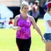 Kendra Wilkinson (enceinte) lors d'un match de foot de son fils Hank Jr. à Calabasas (Los Angeles), le 16 mars 2014.