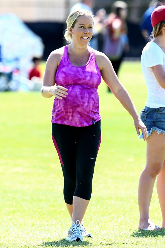 Kendra Wilkinson (enceinte) lors d'un match de foot de son fils Hank Jr. à Calabasas (Los Angeles), le 16 mars 2014.