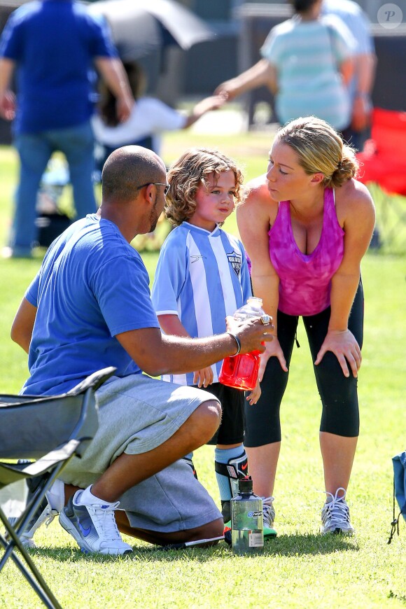 Kendra Wilkinson (enceinte) lors d'un match de foot de son fils Hank Jr. à Calabasas (Los Angeles), le 16 mars 2014.